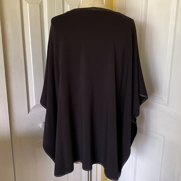 Asymmetrical black poncho - Picture 3 of 11